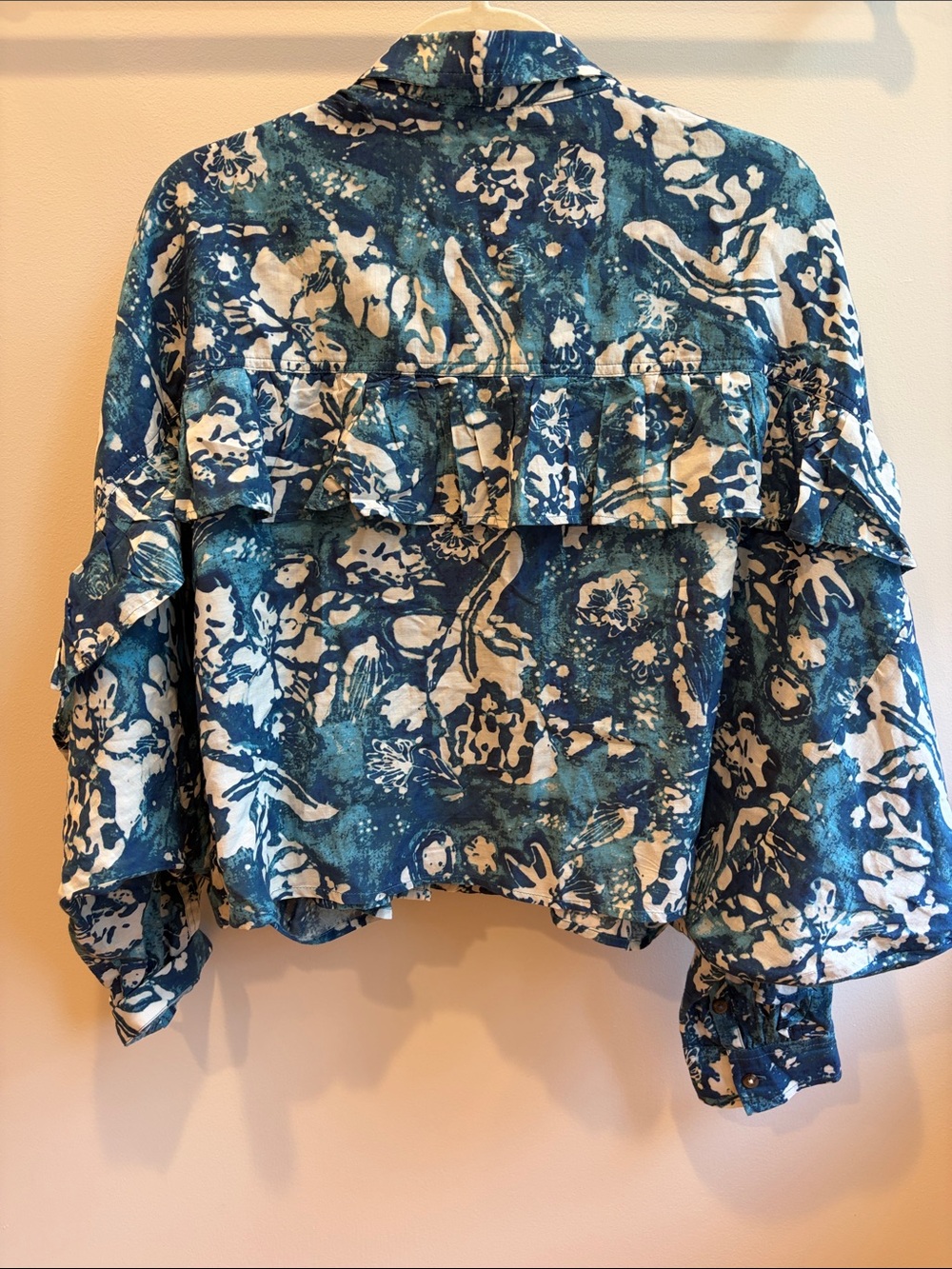 Pilcro Sidney Batwing Ruffle Back Button Up Blouse in Blue / White Abstract - L - Picture 6 of 6